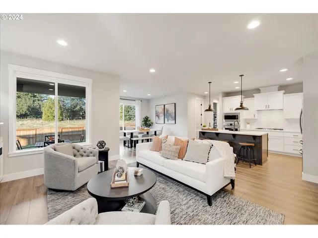 $613,388 | 1555 Young Street, Lafayette, OR 97127