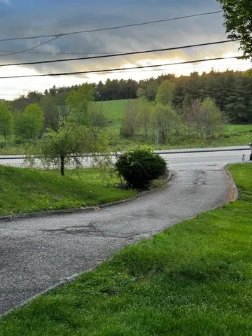 a view of a back yard