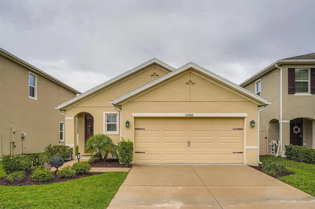 a view of a house with backyard