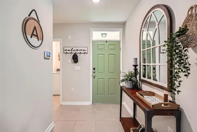 a view of an entryway with a livingroom