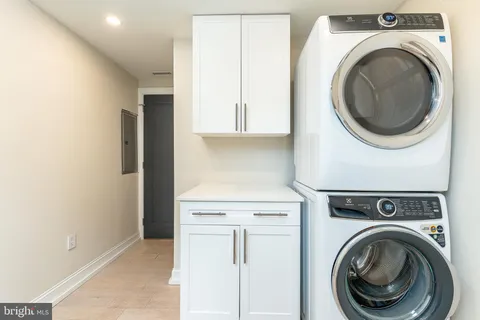 a view of entryway with washer and dryer