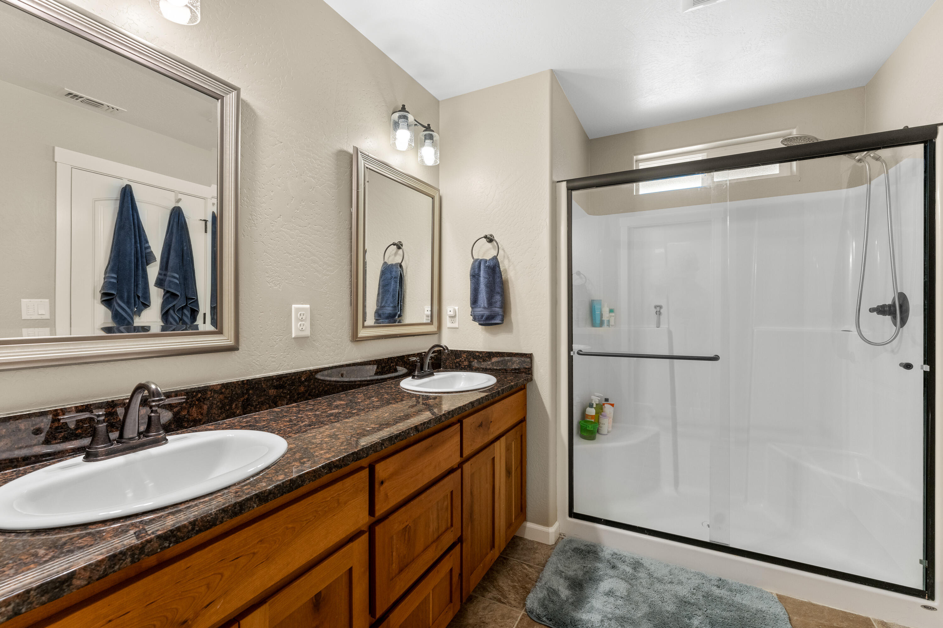 183 Lincoln Road Grants Pass, OR 97526 - Photo 8 of 27 Granite countertops with dual sinks in primary bathroom