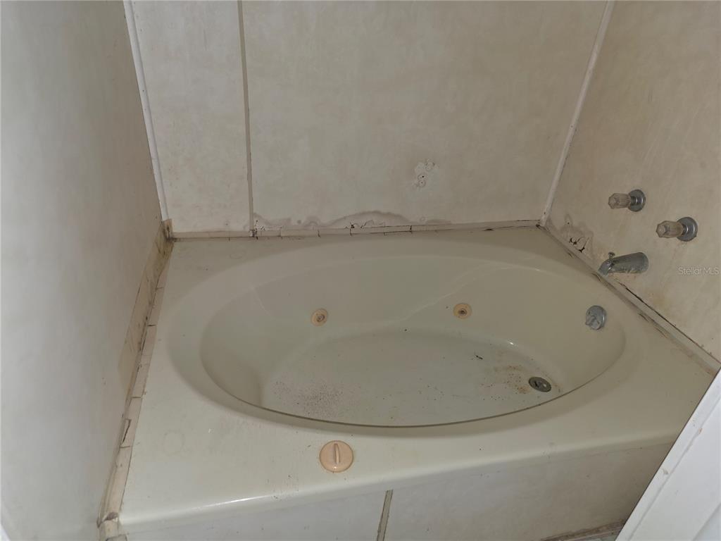 404 Northwest 7th Street Mulberry, FL 33860 - Photo 16 of 22 a view of a bathtub in a bathroom
