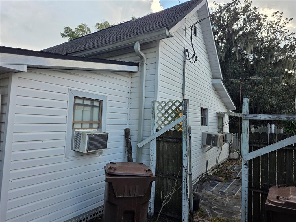 404 Northwest 7th Street Mulberry, FL 33860 - Photo 3 of 22 a view of backyard with seating space