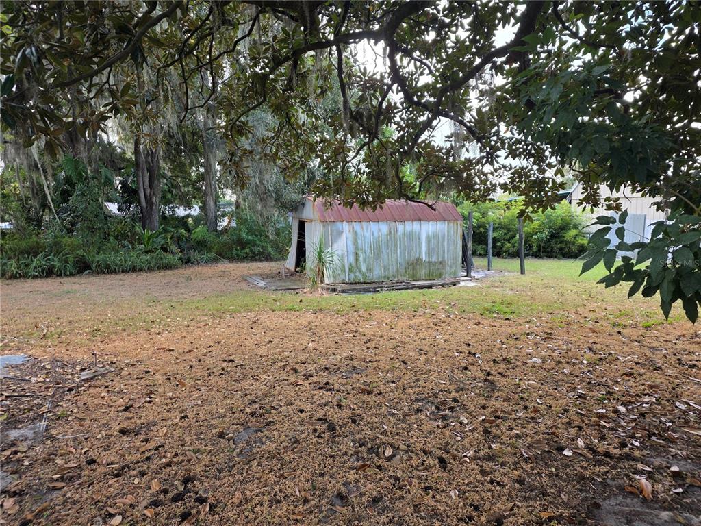 404 Northwest 7th Street Mulberry, FL 33860 - Photo 7 of 22 a backyard of a house with a trees
