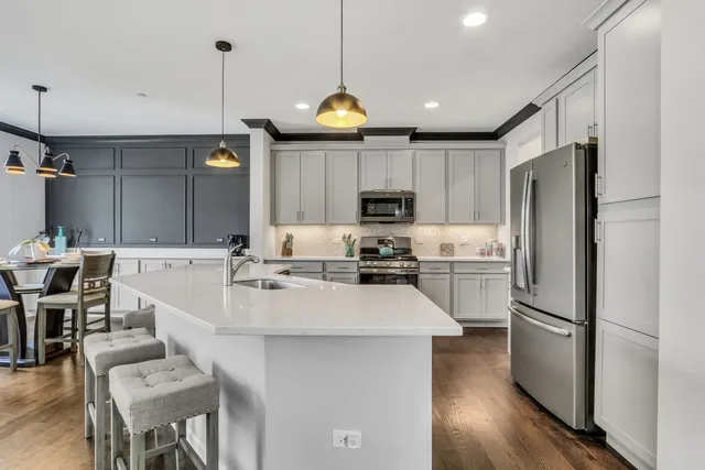 $3,950 | 3227 North Heritage Lane, Arlington Heights, IL 60004