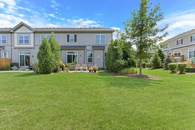 $3,950 | 3227 North Heritage Lane, Arlington Heights, IL 60004