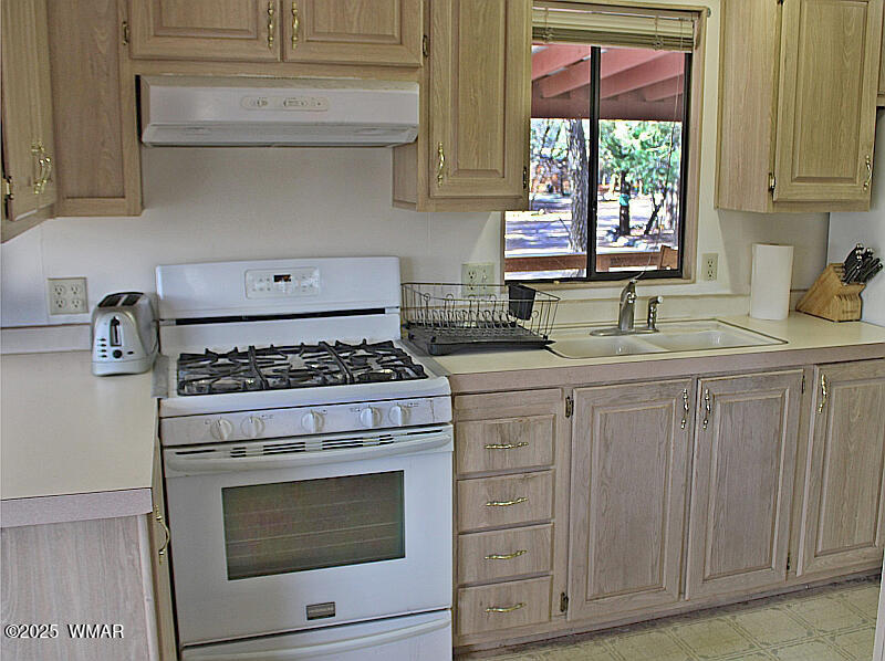 1930 Larson Road, Unit 48 Lakeside, AZ 85929 - Photo 4 of 17 Kitchen View