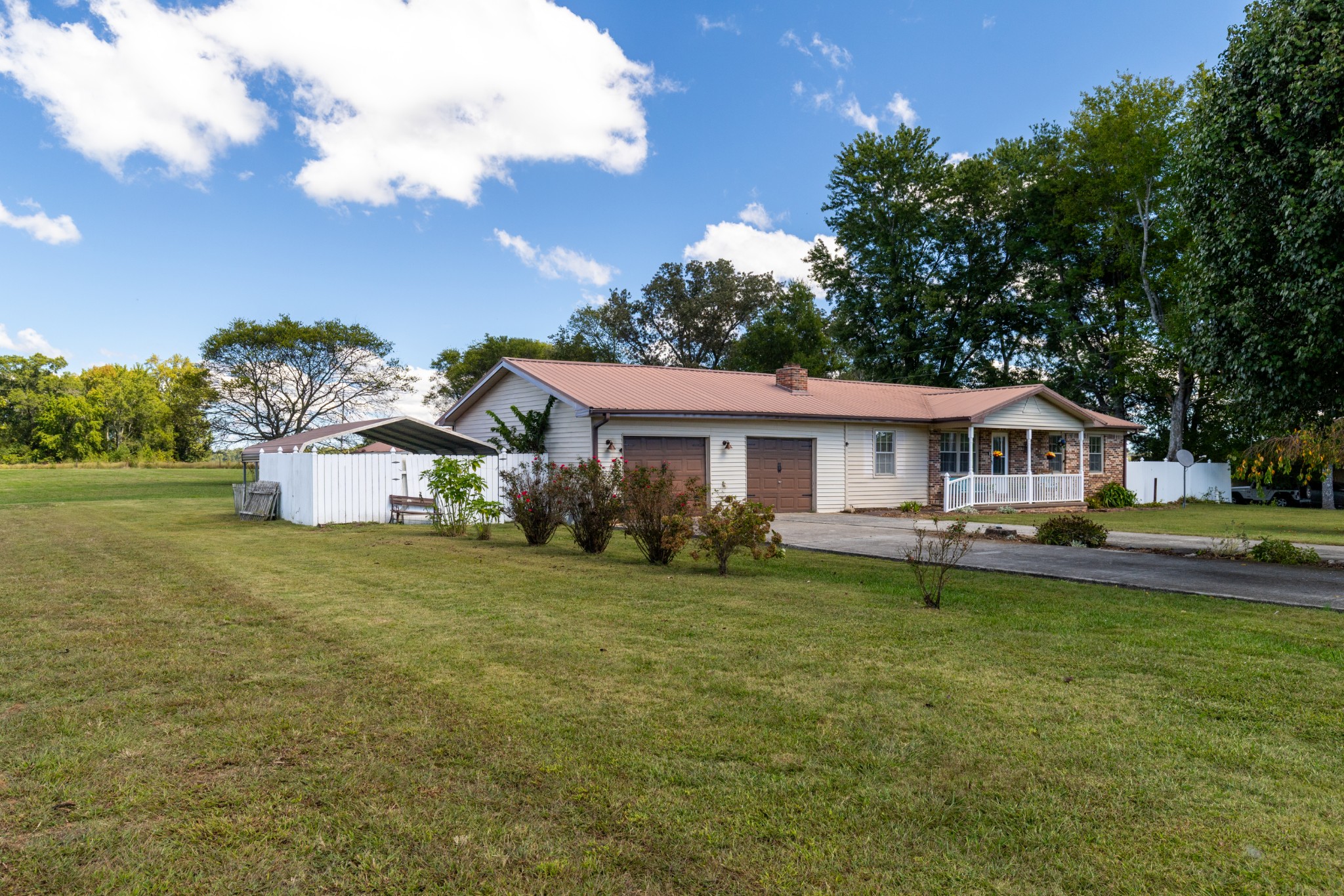 406 Asia Road Winchester, TN 37398 - Photo 3 of 30 a front view of a house with garden