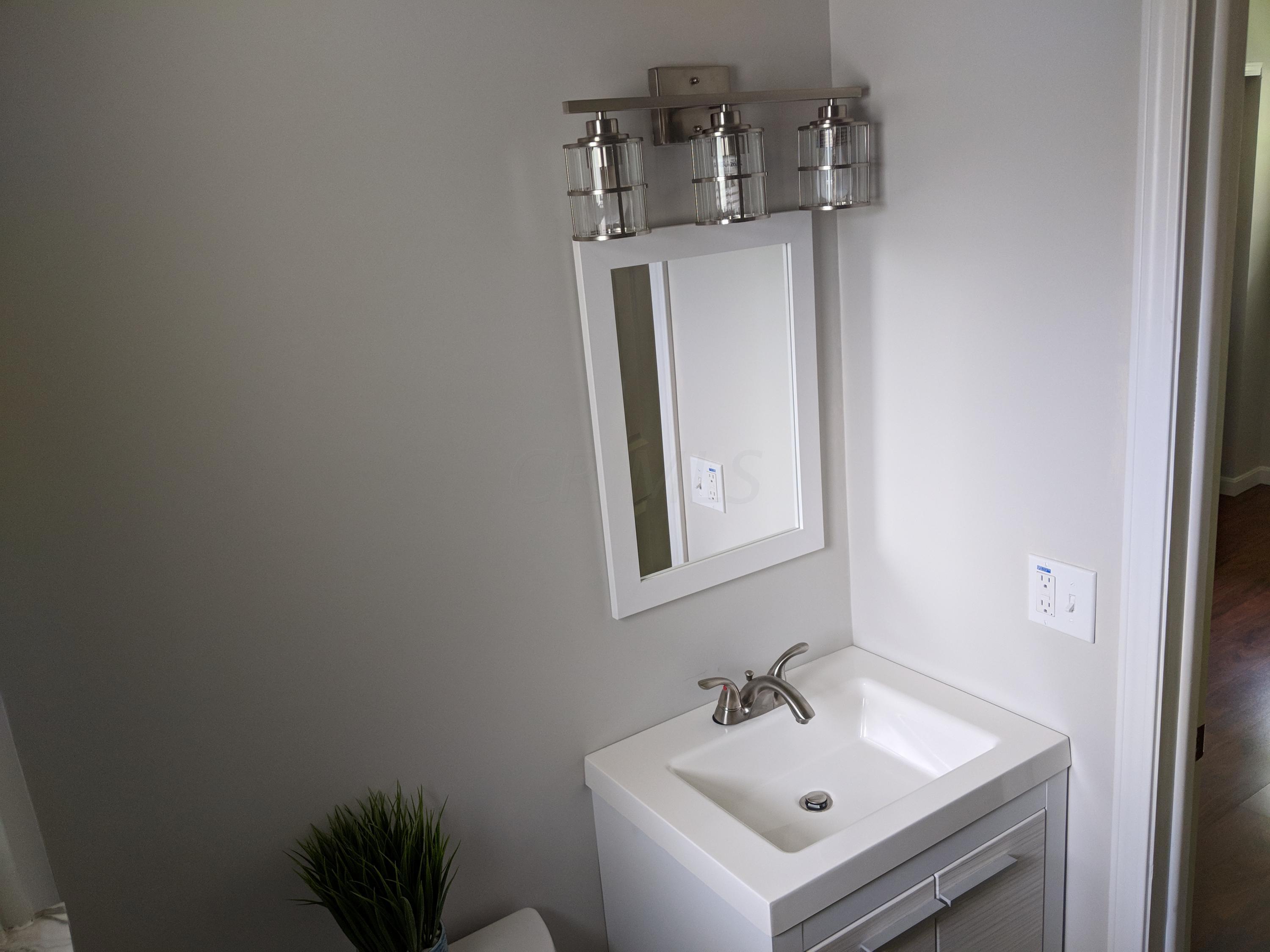 1867 Fairhaven Road Columbus, OH 43229 - Photo 10 of 25 Gallery Image 10