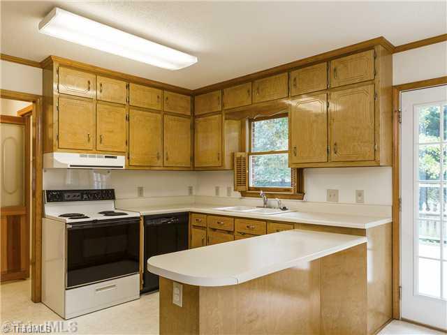 902 South Ridge Road Burlington, NC 27217 - Photo 5 of 16 Kitchen.