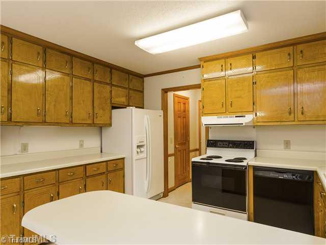 902 South Ridge Road Burlington, NC 27217 - Photo 6 of 16 Kitchen.