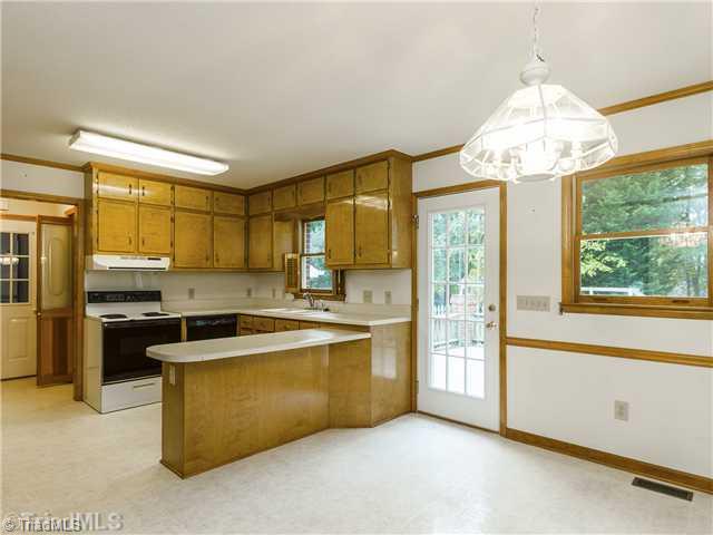 902 South Ridge Road Burlington, NC 27217 - Photo 7 of 16 Kitchen.