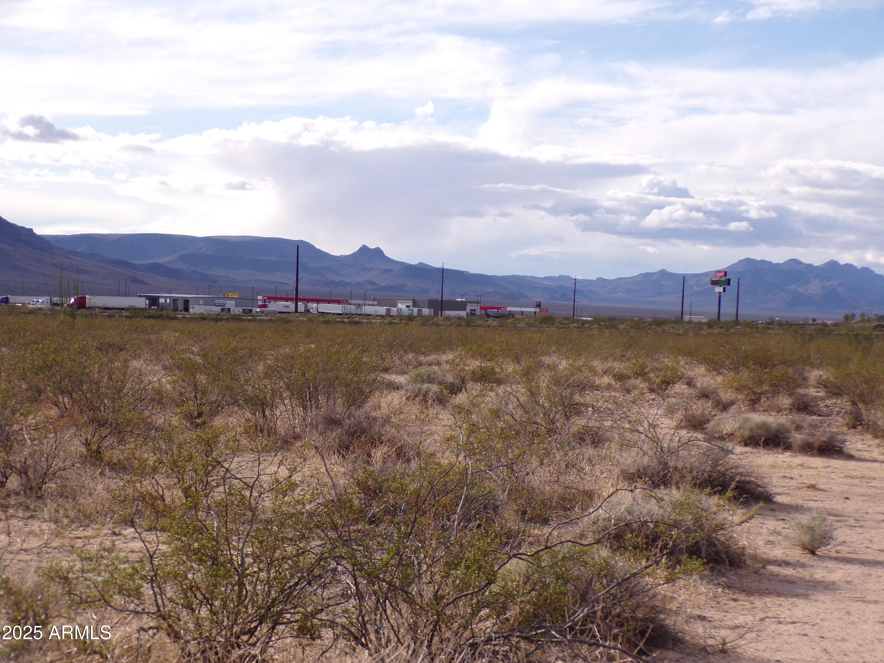 Tbd Tbd I-40 Yucca, AZ 86438 - Photo 20 of 40 a view of an lake and houses