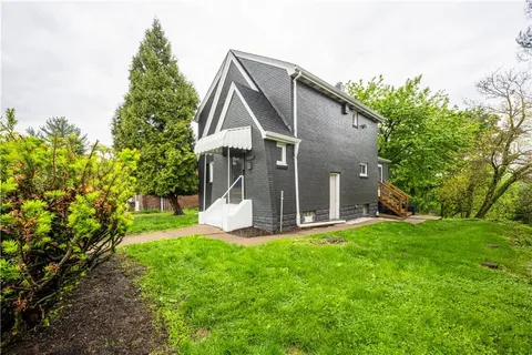a view of a back yard of the house