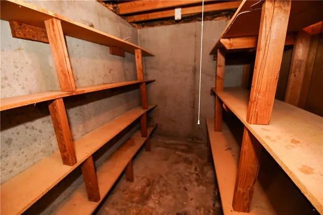 $195,000 | 913 Northwest Camelot Court, Blue Springs, MO 64015