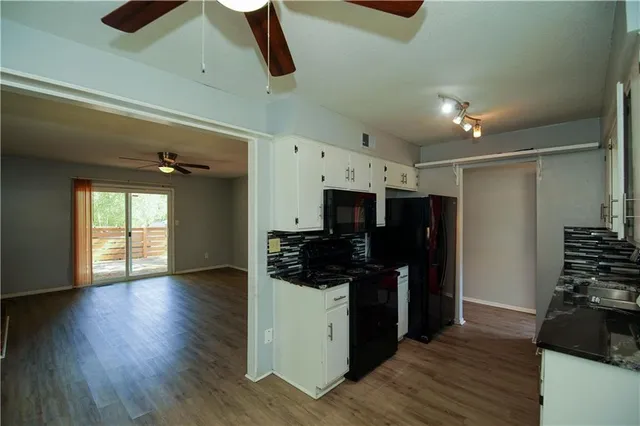 $195,000 | 913 Northwest Camelot Court, Blue Springs, MO 64015