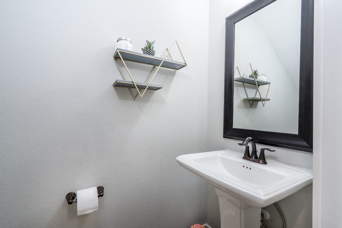 968 Ford Pines Lane Houston, TX 77091 - Photo 14 of 34 a bathroom with a sink and a mirror