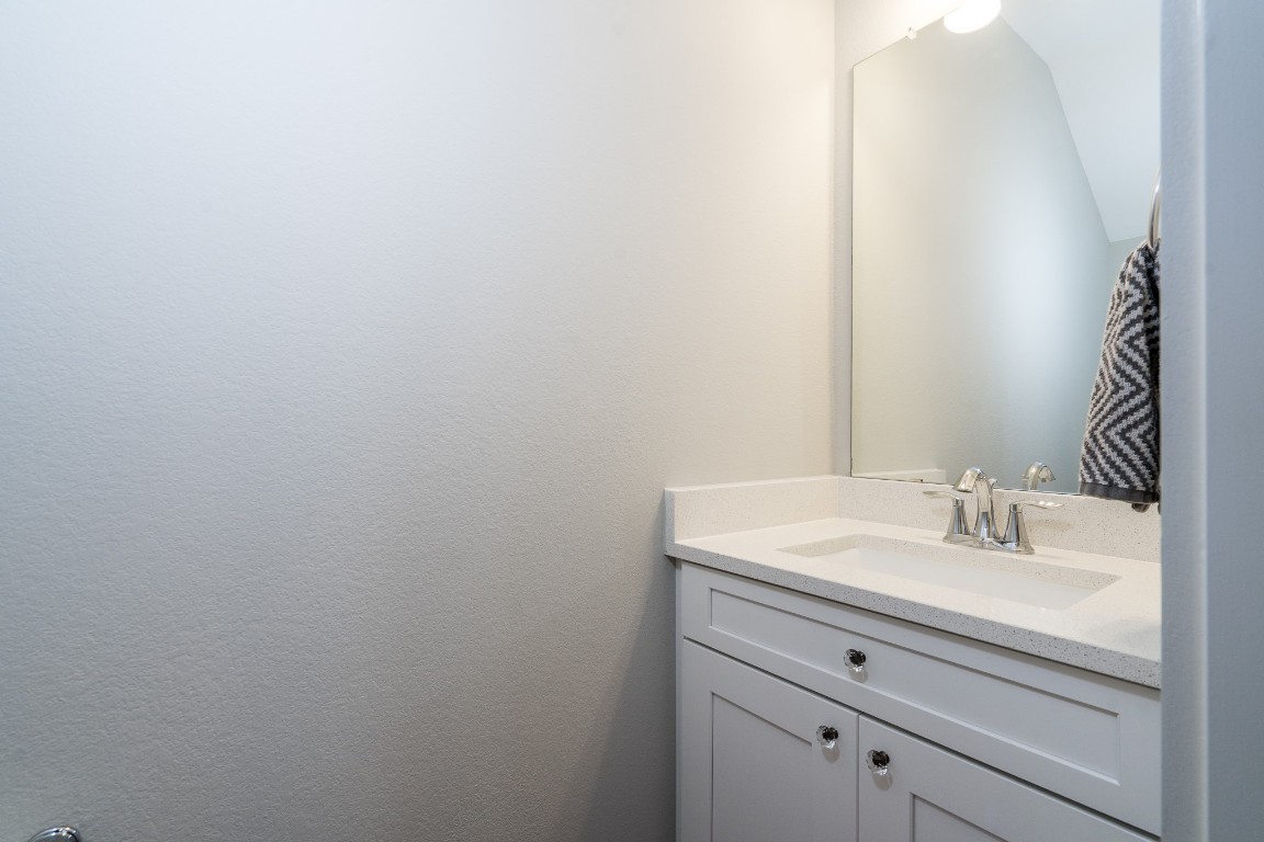 968 Ford Pines Lane Houston, TX 77091 - Photo 24 of 34 a bathroom with a sink and a mirror