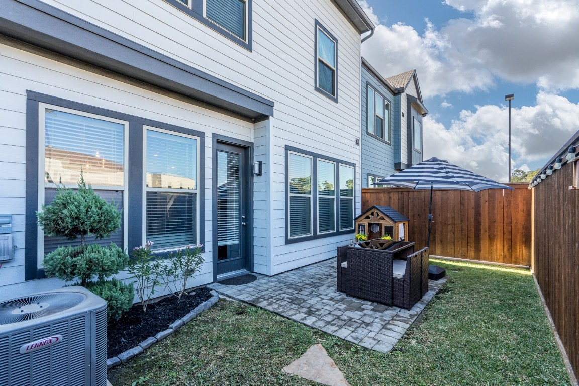 968 Ford Pines Lane Houston, TX 77091 - Photo 25 of 34 a backyard of a house with seating space