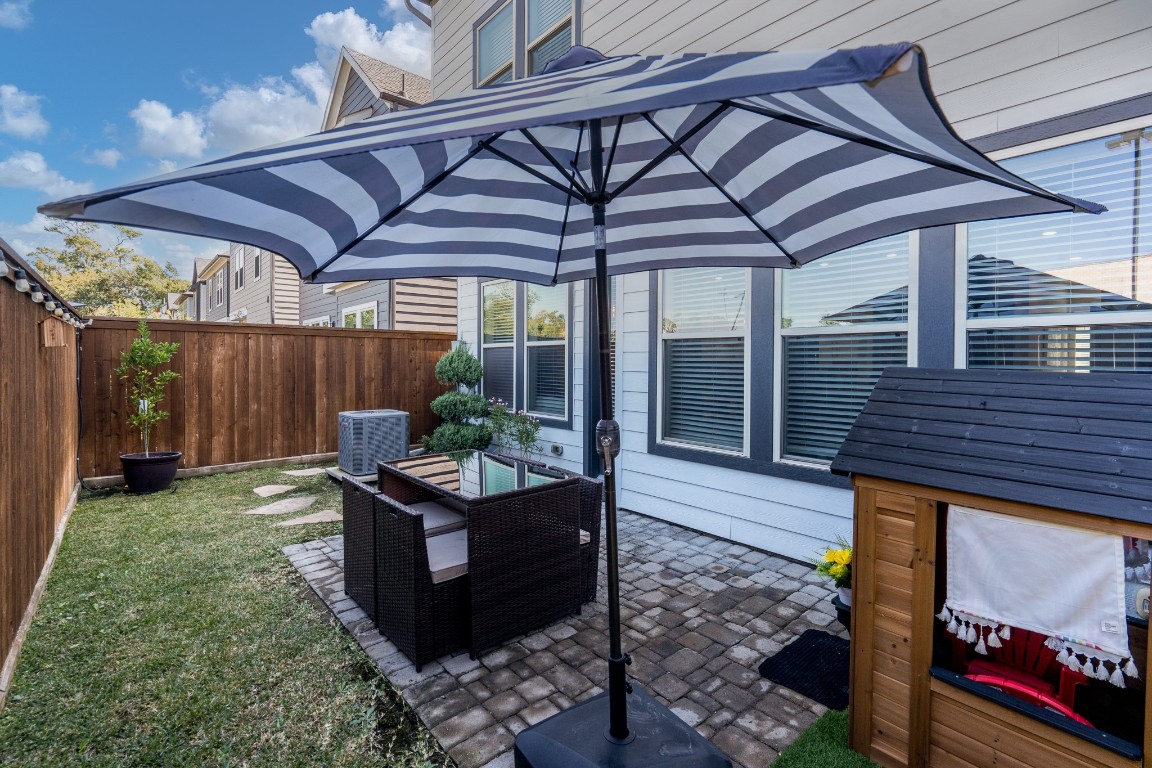 968 Ford Pines Lane Houston, TX 77091 - Photo 26 of 34 a backyard of a house with barbeque oven table and chairs