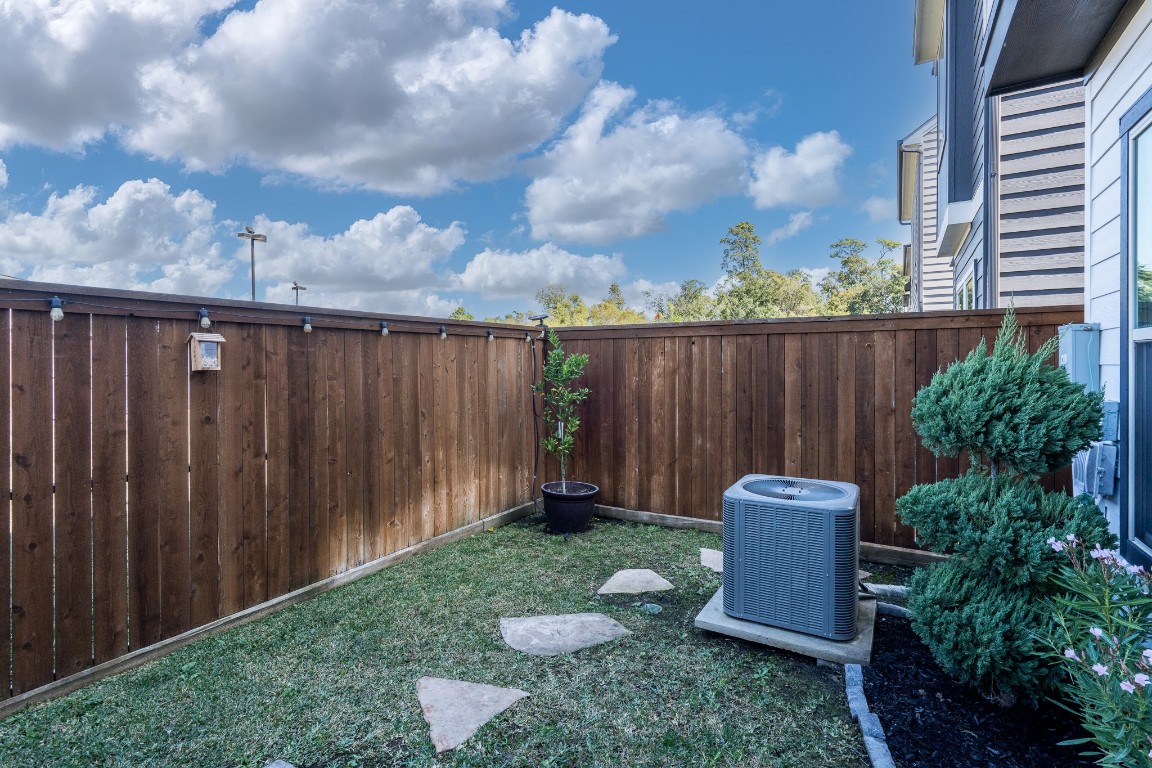 968 Ford Pines Lane Houston, TX 77091 - Photo 27 of 34 a view of a backyard with plants