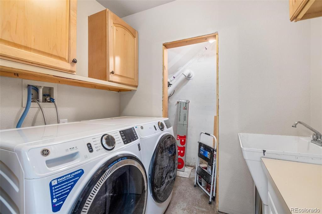 27 East Hanson Road Dillon, CO 80435 - Photo 17 of 25 a view of washer and dryer with kitchen in the background