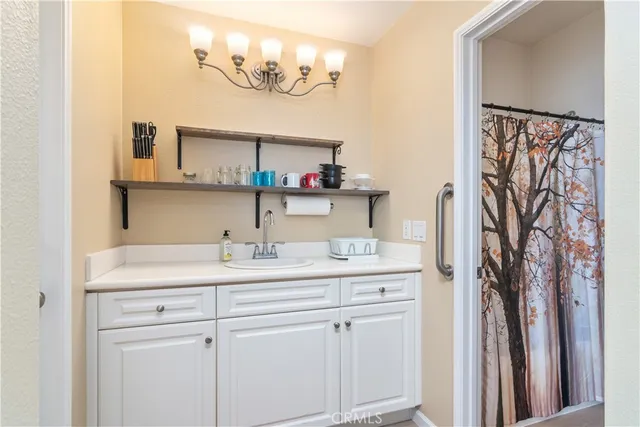 a en suite bathroom with a double vanity sink and a mirror