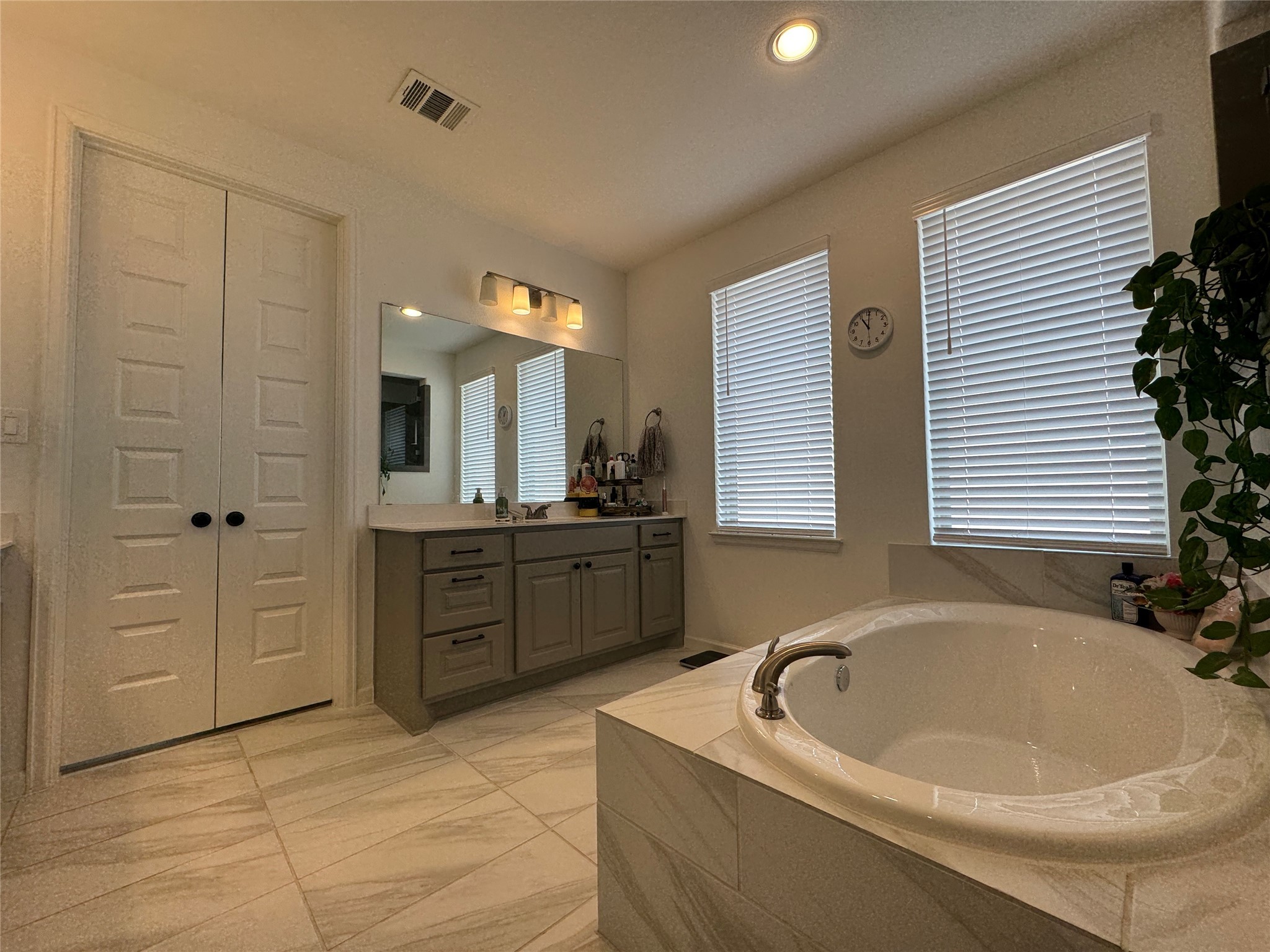 4522 Peloton Road Rosharon, TX 77583 - Photo 13 of 19 a bathroom with a bathtub and a sink