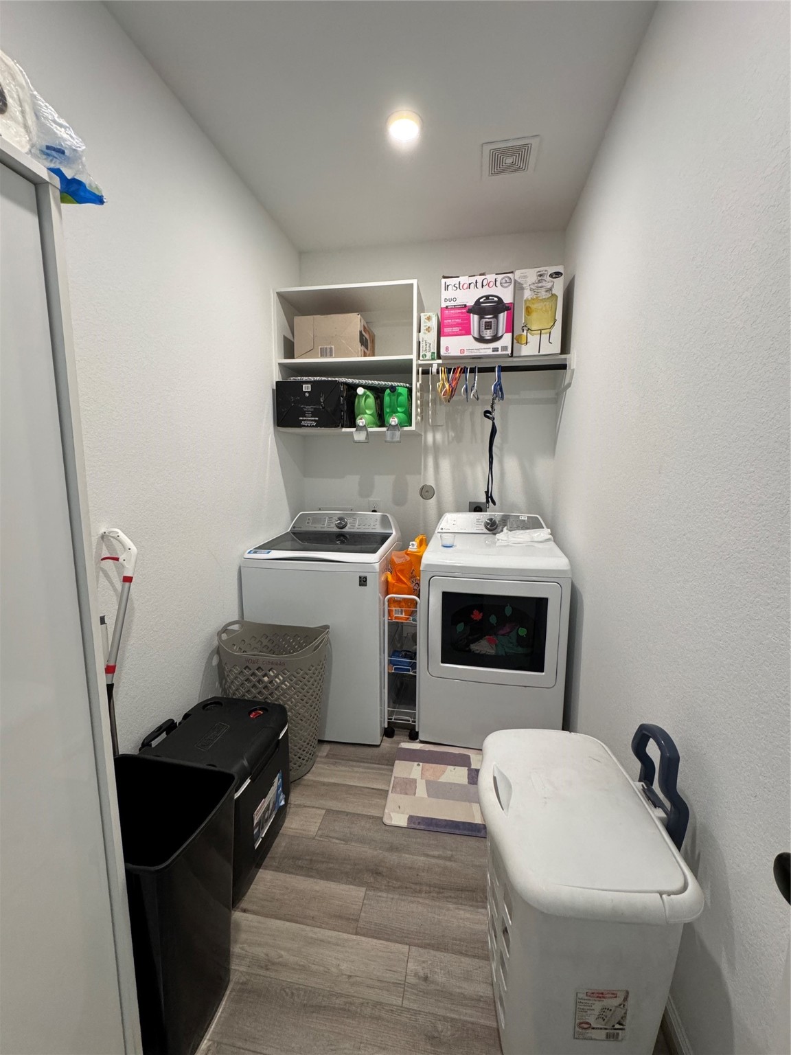 4522 Peloton Road Rosharon, TX 77583 - Photo 4 of 19 a bathroom with a sink and a mirror