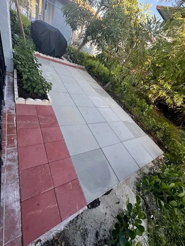 a view of a backyard