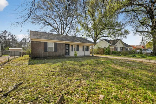 a view of a house with a yard