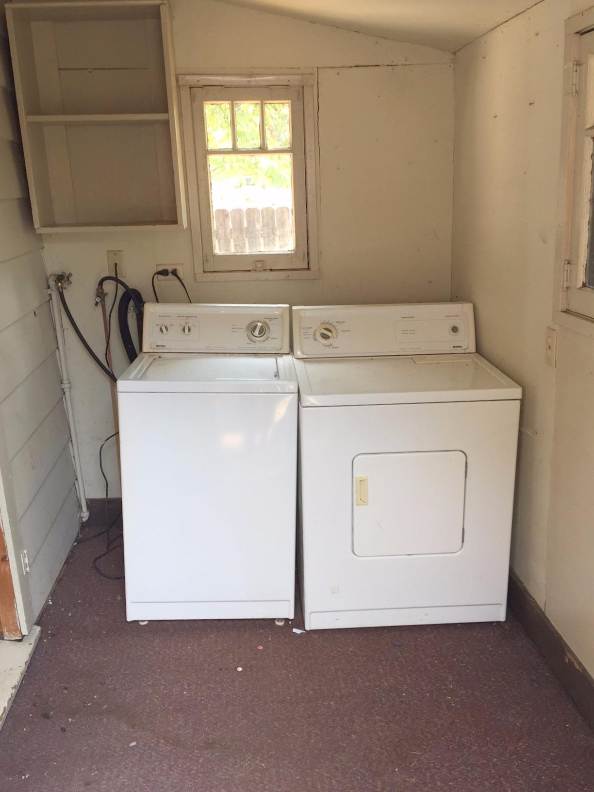 465 Riverside Avenue Gold Hill, OR 97525 - Photo 17 of 26 a utility room with dryer and washer
