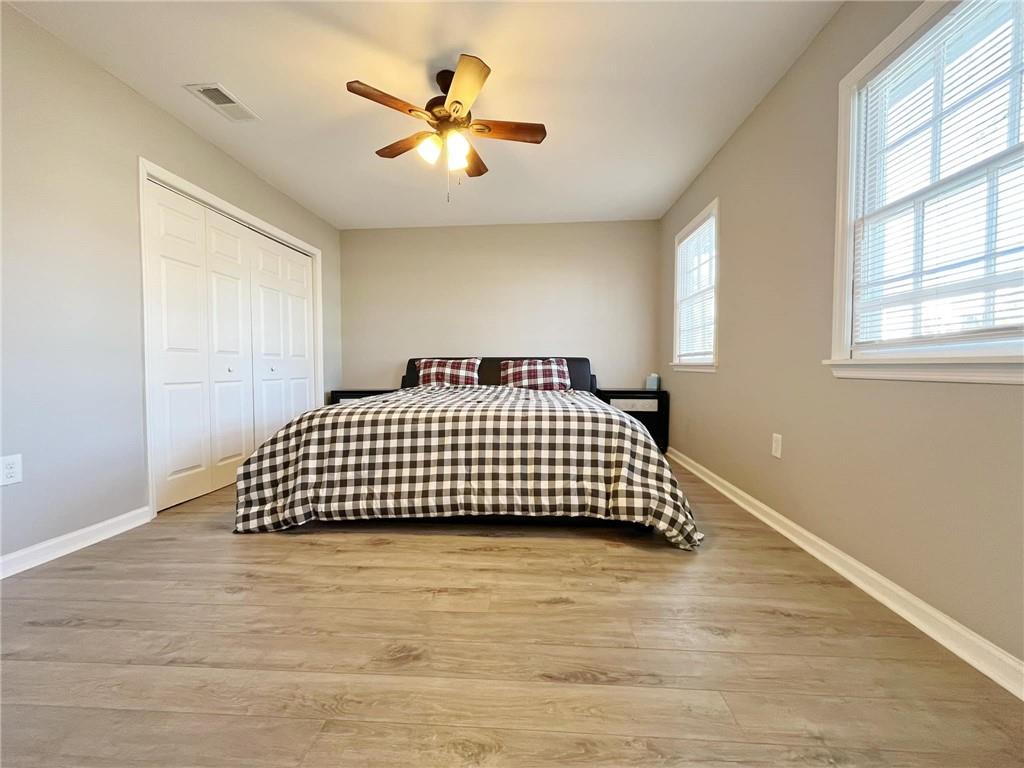 6520 Roswell Road, Unit 3 Atlanta, GA 30328 - Photo 24 of 47 a bedroom with a bed and a window