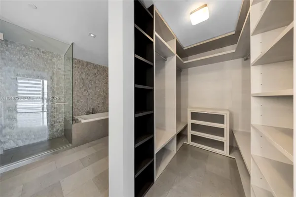 $7,950 | 88 Southwest 7th Street, Unit 1004, Miami, FL 33130