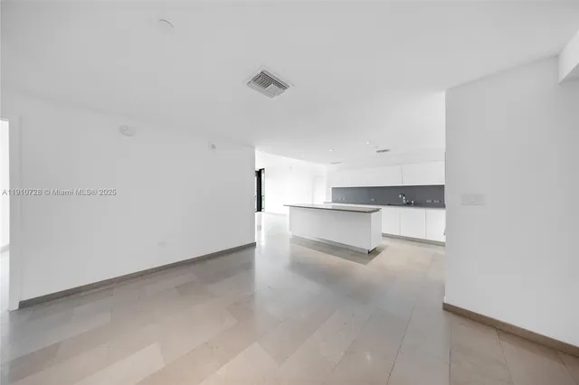 $8,500 | 88 Southwest 7th Street, Unit 1004, Miami, FL 33130