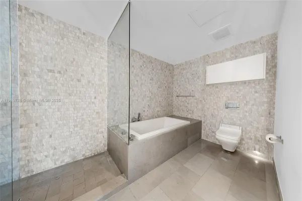 $7,950 | 88 Southwest 7th Street, Unit 1004, Miami, FL 33130