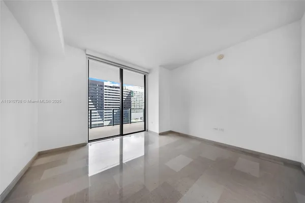 $7,950 | 88 Southwest 7th Street, Unit 1004, Miami, FL 33130