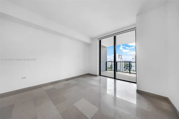 $7,950 | 88 Southwest 7th Street, Unit 1004, Miami, FL 33130