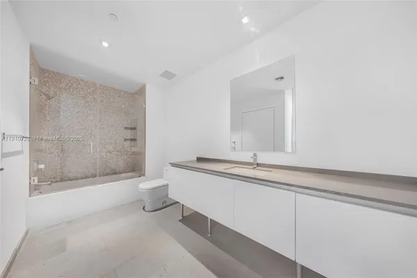 $7,950 | 88 Southwest 7th Street, Unit 1004, Miami, FL 33130