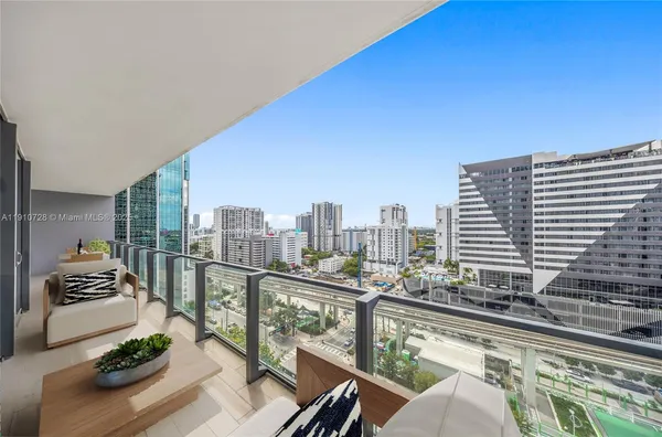 $7,950 | 88 Southwest 7th Street, Unit 1004, Miami, FL 33130