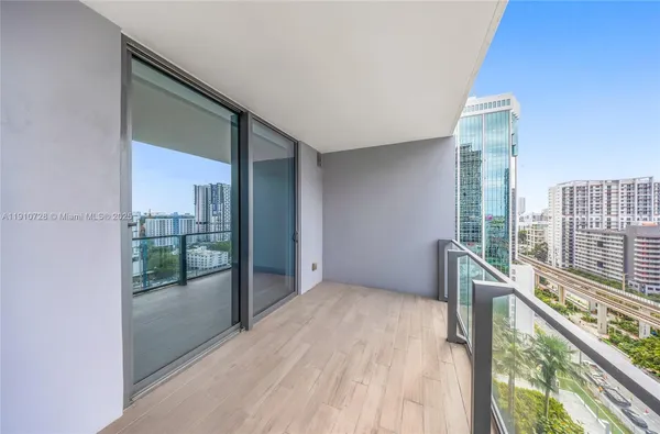 $7,950 | 88 Southwest 7th Street, Unit 1004, Miami, FL 33130