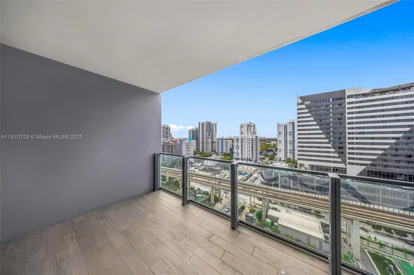 $7,950 | 88 Southwest 7th Street, Unit 1004, Miami, FL 33130