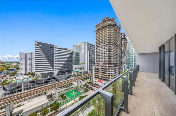 $7,950 | 88 Southwest 7th Street, Unit 1004, Miami, FL 33130