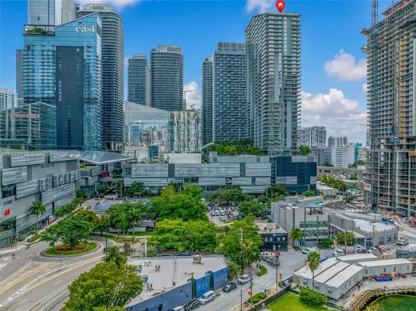 $7,950 | 88 Southwest 7th Street, Unit 1004, Miami, FL 33130