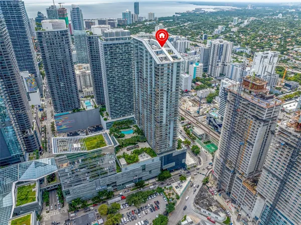 $7,950 | 88 Southwest 7th Street, Unit 1004, Miami, FL 33130