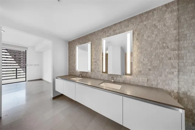 $8,500 | 88 Southwest 7th Street, Unit 1004, Miami, FL 33130