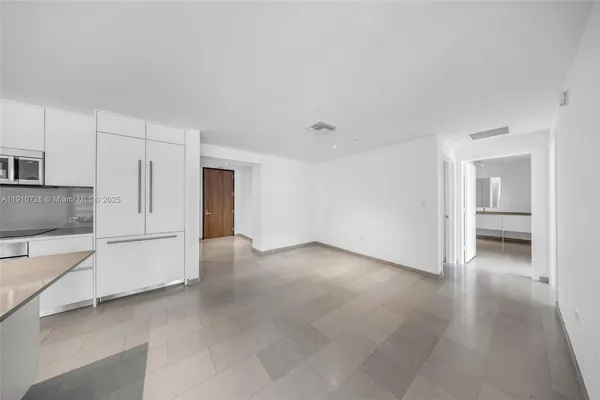 $7,950 | 88 Southwest 7th Street, Unit 1004, Miami, FL 33130