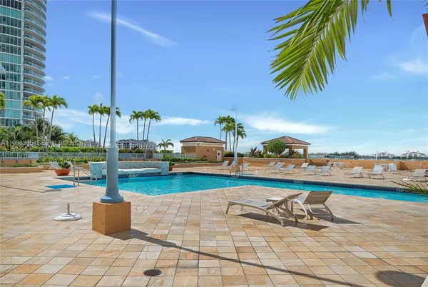 $899,000 | 90 Alton Road, Unit 1409, Miami Beach, FL 33139