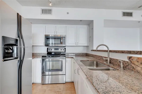 $899,000 | 90 Alton Road, Unit 1409, Miami Beach, FL 33139